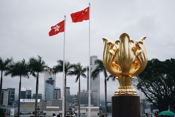 香港保险与内地保险，怎么选更适合自己？